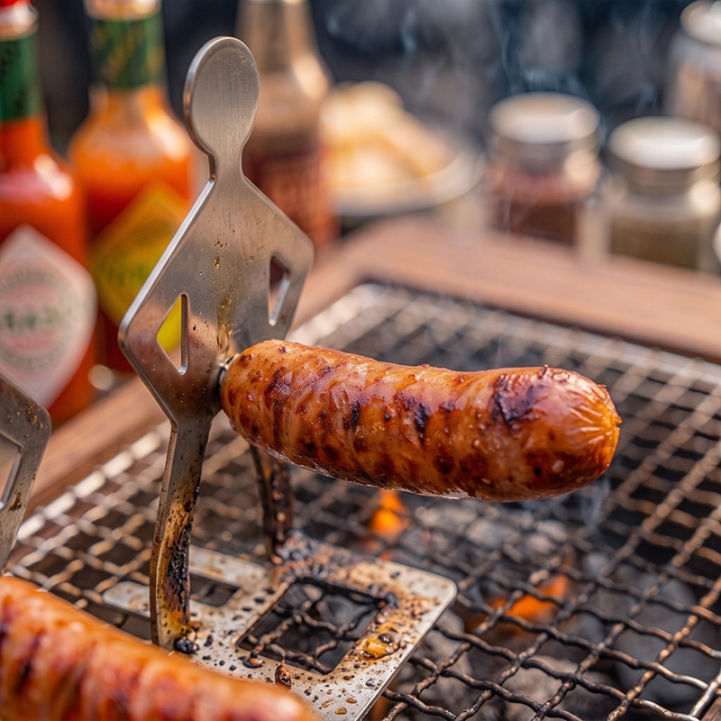 Seu Linguiça de inox segurando linguiças em pé na grelha